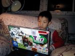 chłopiec gra na laptopie